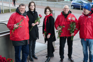 PvdA deelt rozen én een Valentijnskaart uit op stations