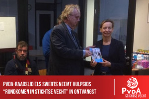 PvdA-raadslid Els Swerts neemt hulpgids “Rondkomen in Stichtse Vecht” in ontvangst